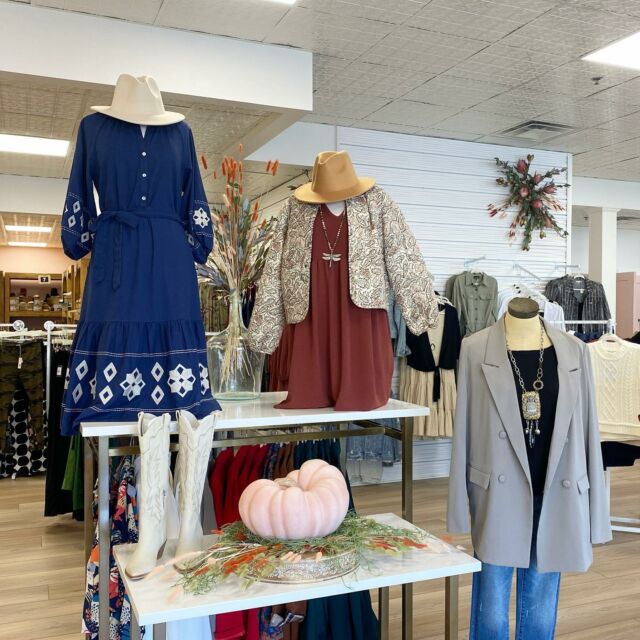 Fall fashion but make it ✨on sale✨
.
So many new arrivals at @tuniesoutlet 🤩