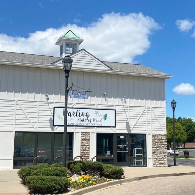 This weather making you want some new Fall clothes? 🍂 Don’t forget that Darling State of Mind has expanded to a larger space located across from @boombozzpizza ! 🍕